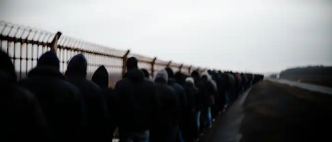 Очередной «бизнес» на границе: почему в Нарве не видят криминала в перепродаже мест в пешеходной очереди
