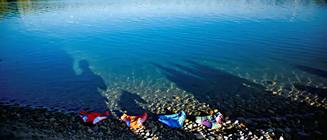 Красные пятна вместо отдыха: почему летнее купание в российских озерах стало опасным